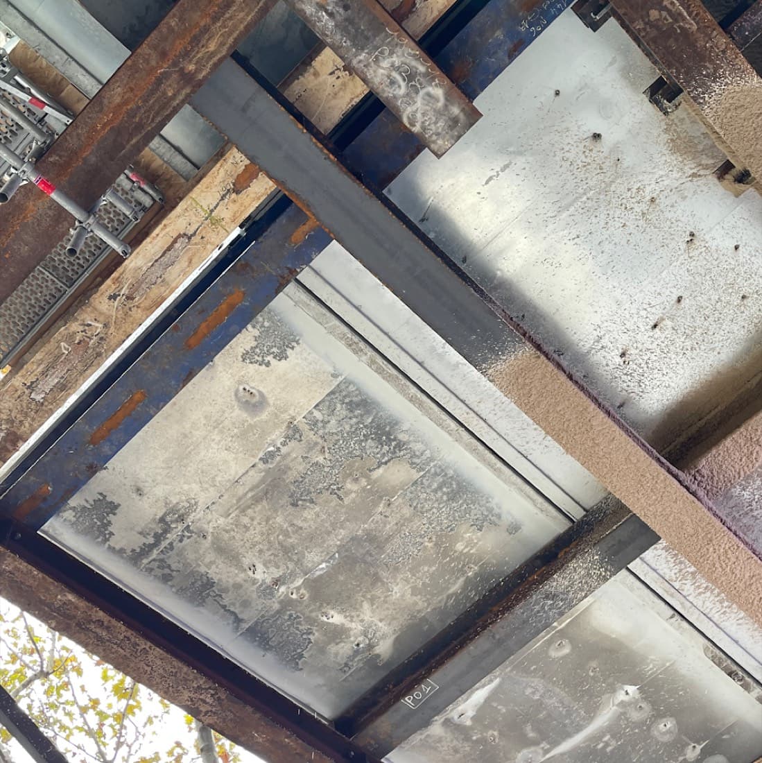 Structure acier nue avant intervention