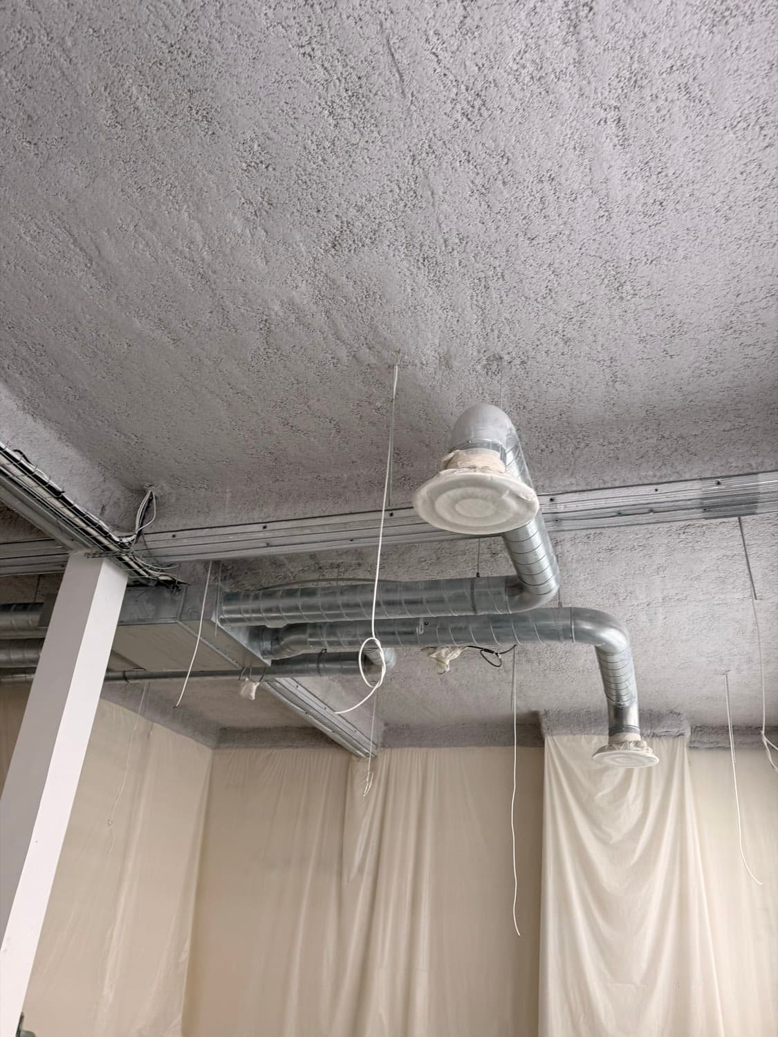 Plafond technique floqué — Site occupé · tertiaire
